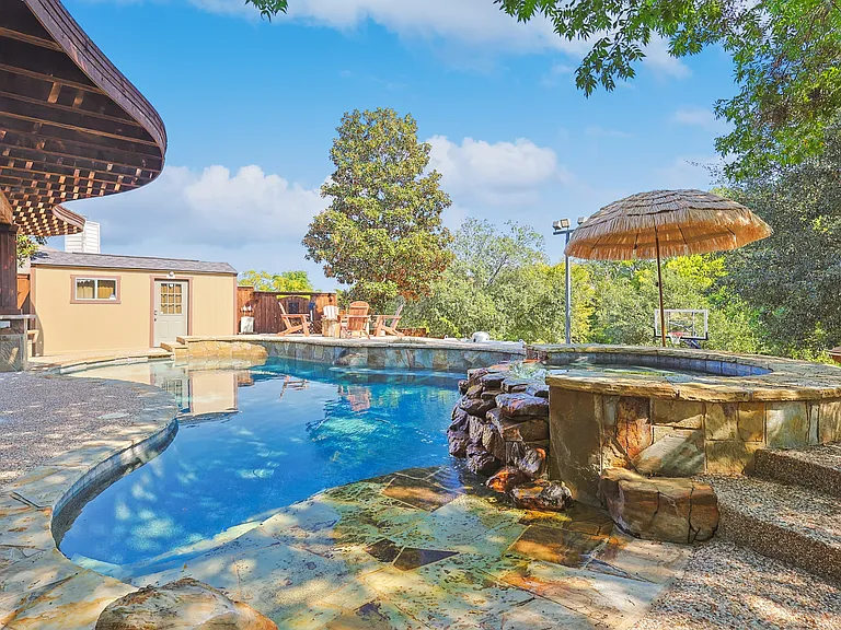1088 Pondview Dr — Photo 8