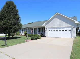 104 Sunset Ct, Farmington, MO 63640