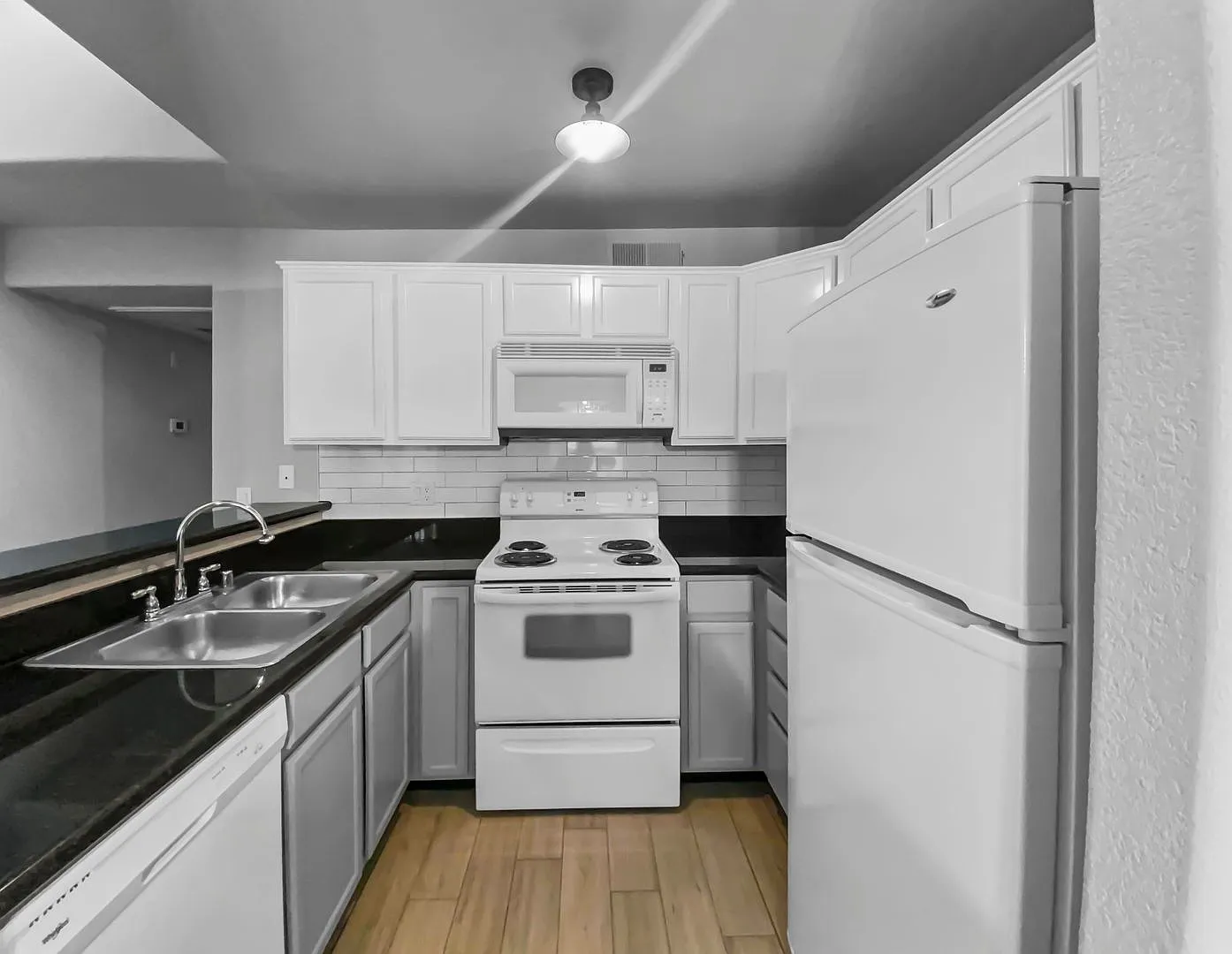 Lovely 3 Bedroom Condo! First 2 weeks free — Photo 2