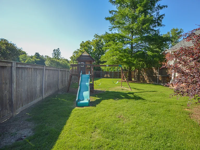 83 Sutherland Cv — Photo 29