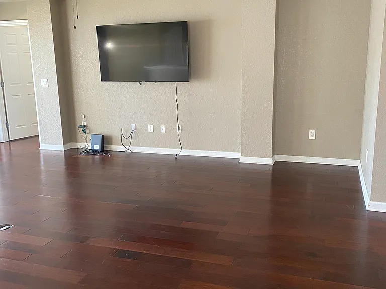 5547 SW 39th St — Photo 3