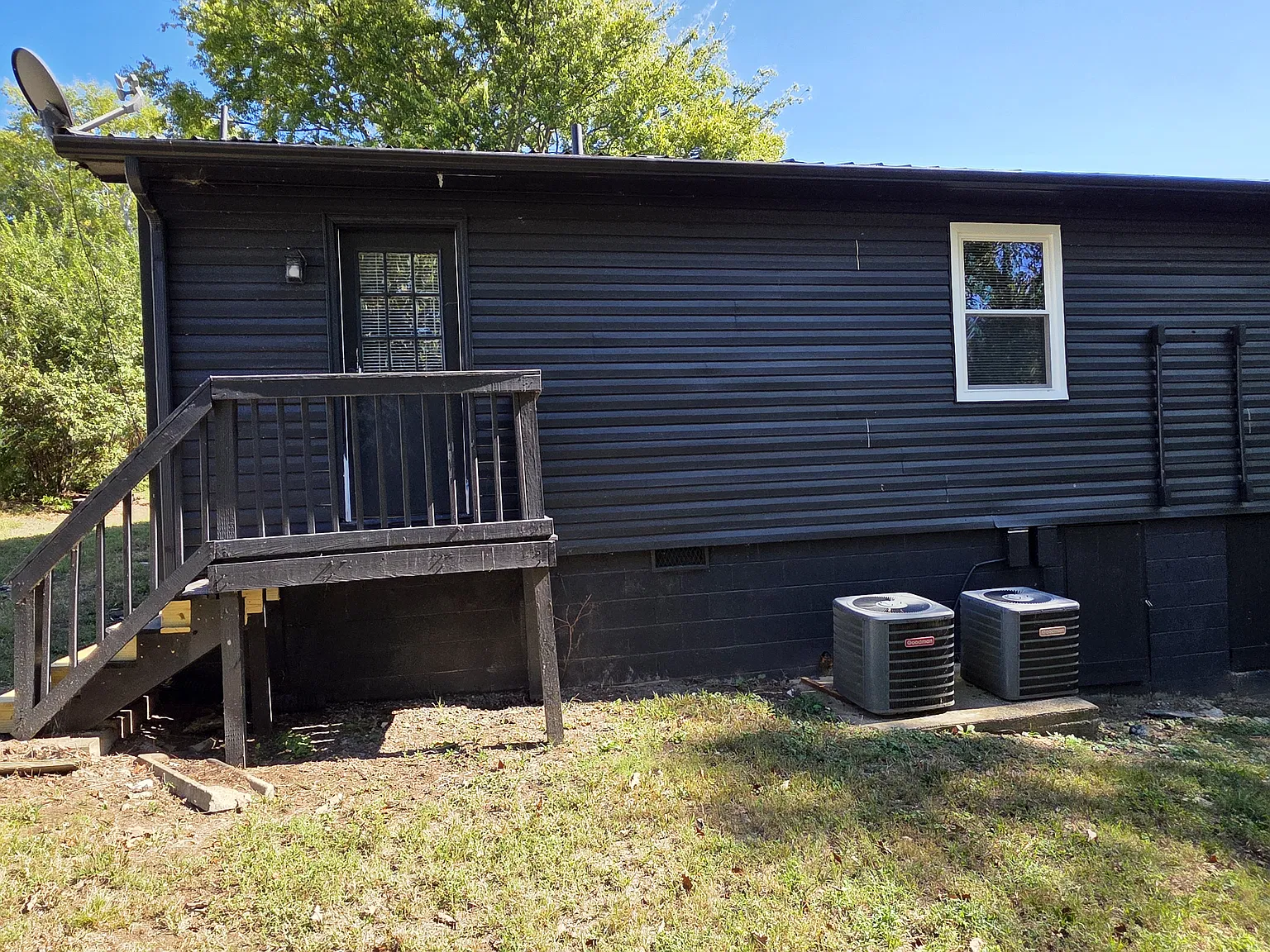 Newly Renovated 2 Bedroom 1 Bathroom Duplex — Photo 4