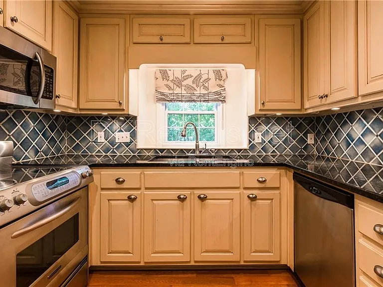 82 Montre Sq NW — Photo 10