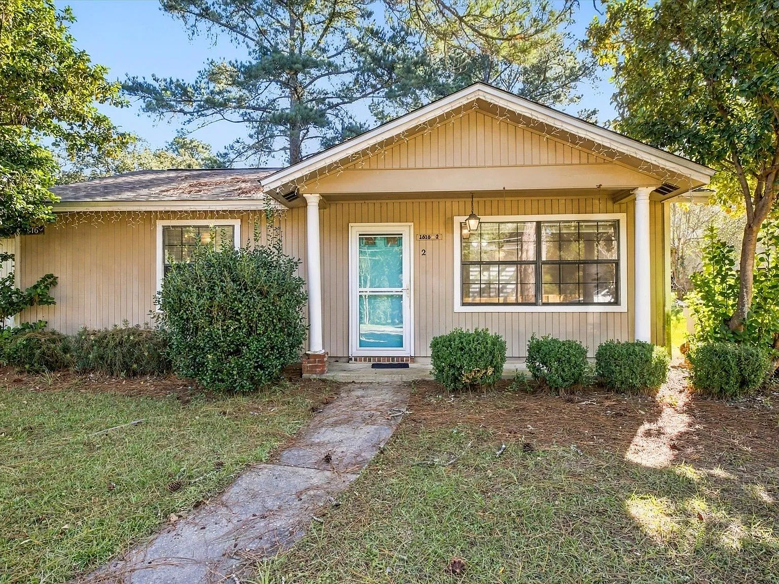 2 bed, 1.0 bath, 884 sqft, $1,250 — Photo 1