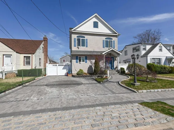 202 Euston Road S, Garden City, NY 11530