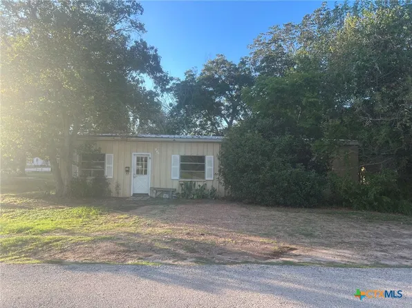 101 Walter St, Yoakum, TX 77995