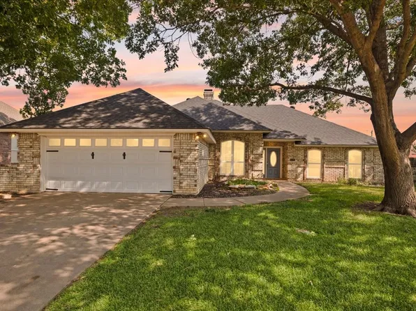 10200 Fieldcrest Dr, Benbrook, TX 76126