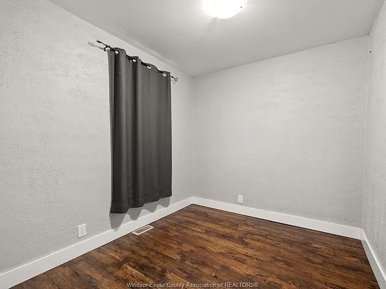 541 Moy Ave — Photo 16