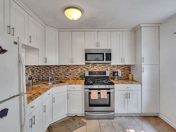3rd image of 807 Forest Ave