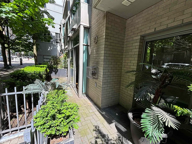 928 Richards St #XX2 — Photo 17