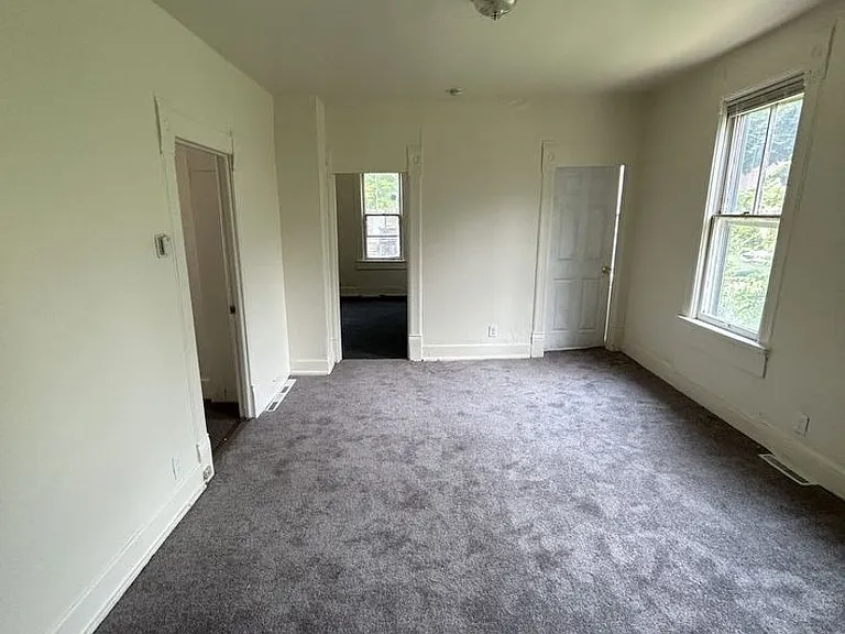 2121 W Brown St — Photo 11