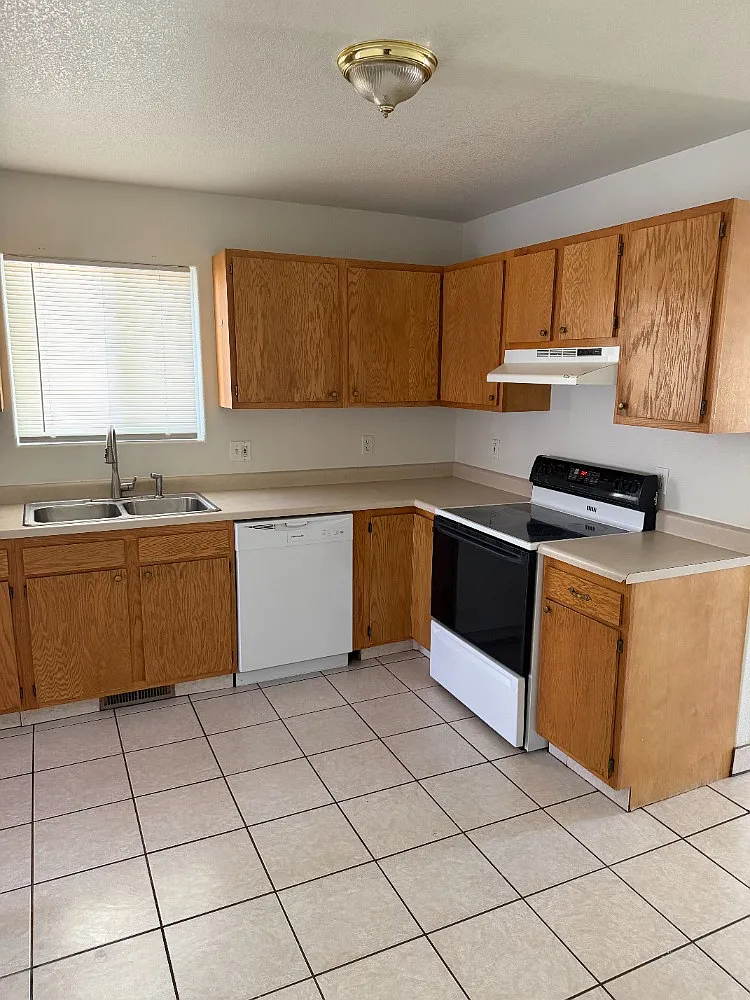 3 bed, 1118 sqft, $1,695 — Photo 2