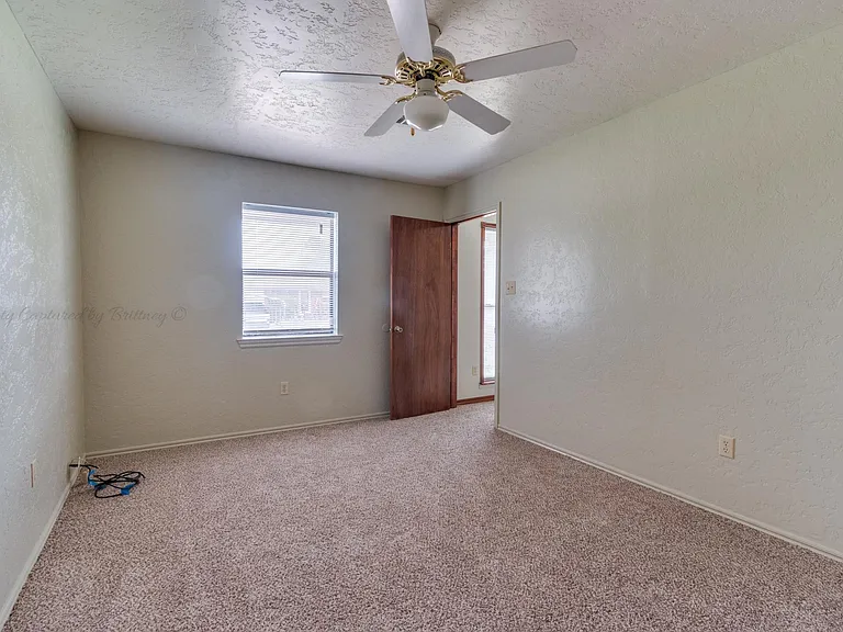 5810 NW Oak Ave — Photo 6