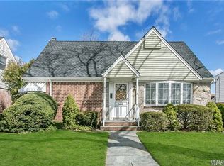 101 Devonshire Dr, New Hyde Park, NY 11040