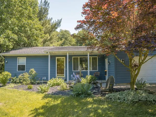 5828 Ell Ct, Fennville, MI 49408