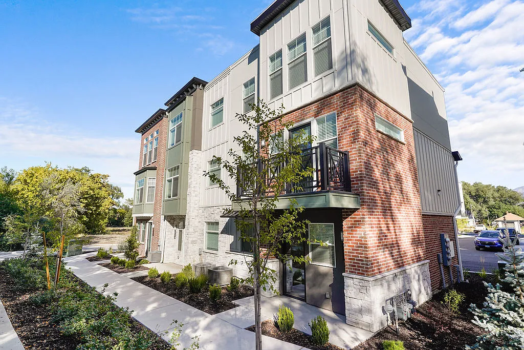 Current by Lotus Townhomes — Photo 4