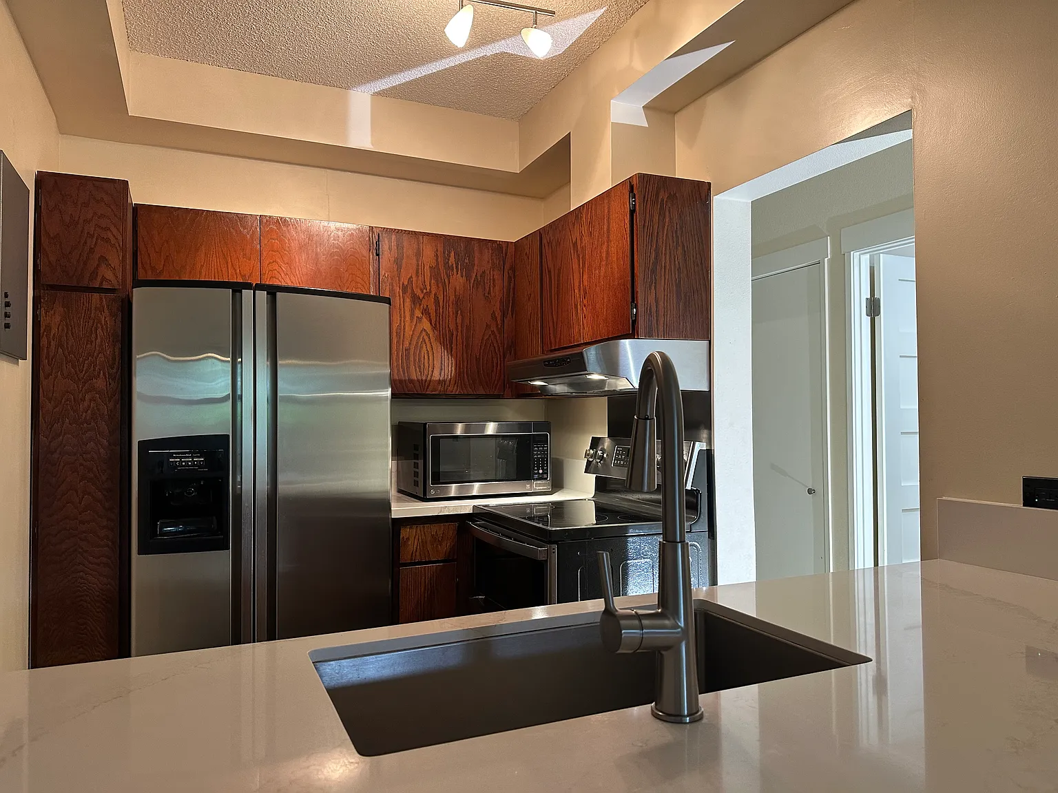 3 bed, 1200 sqft, $4,000 — Photo 4