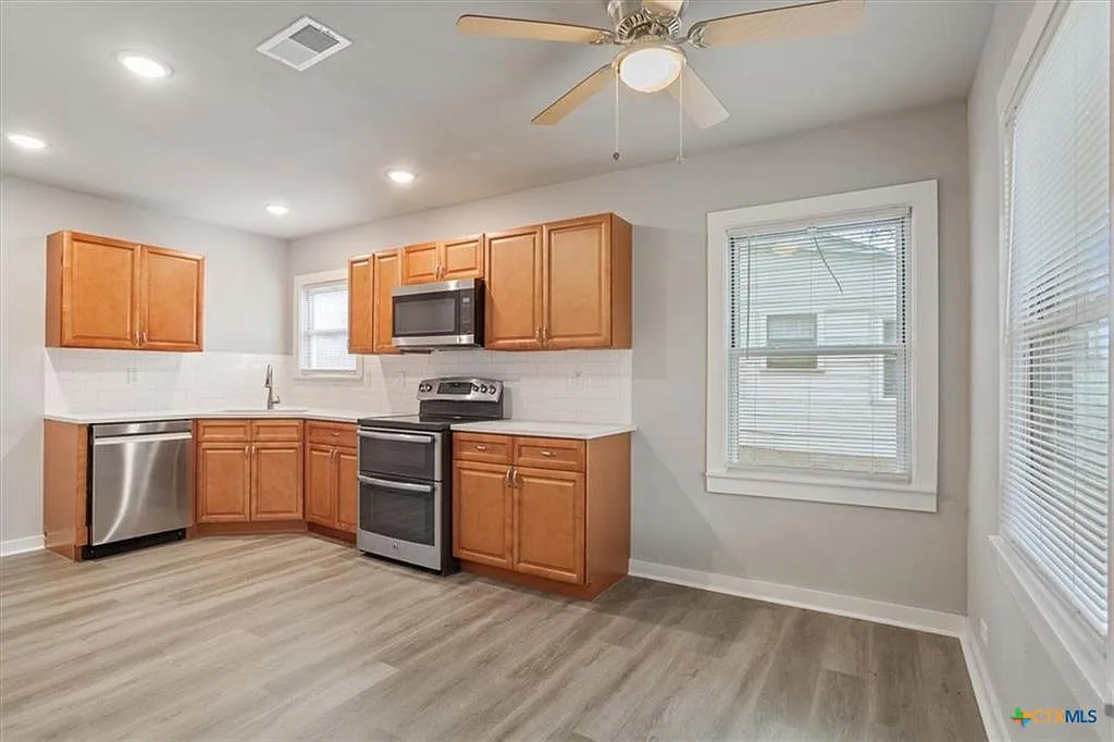 3 bed, 1112 sqft, $1,395 — Photo 2