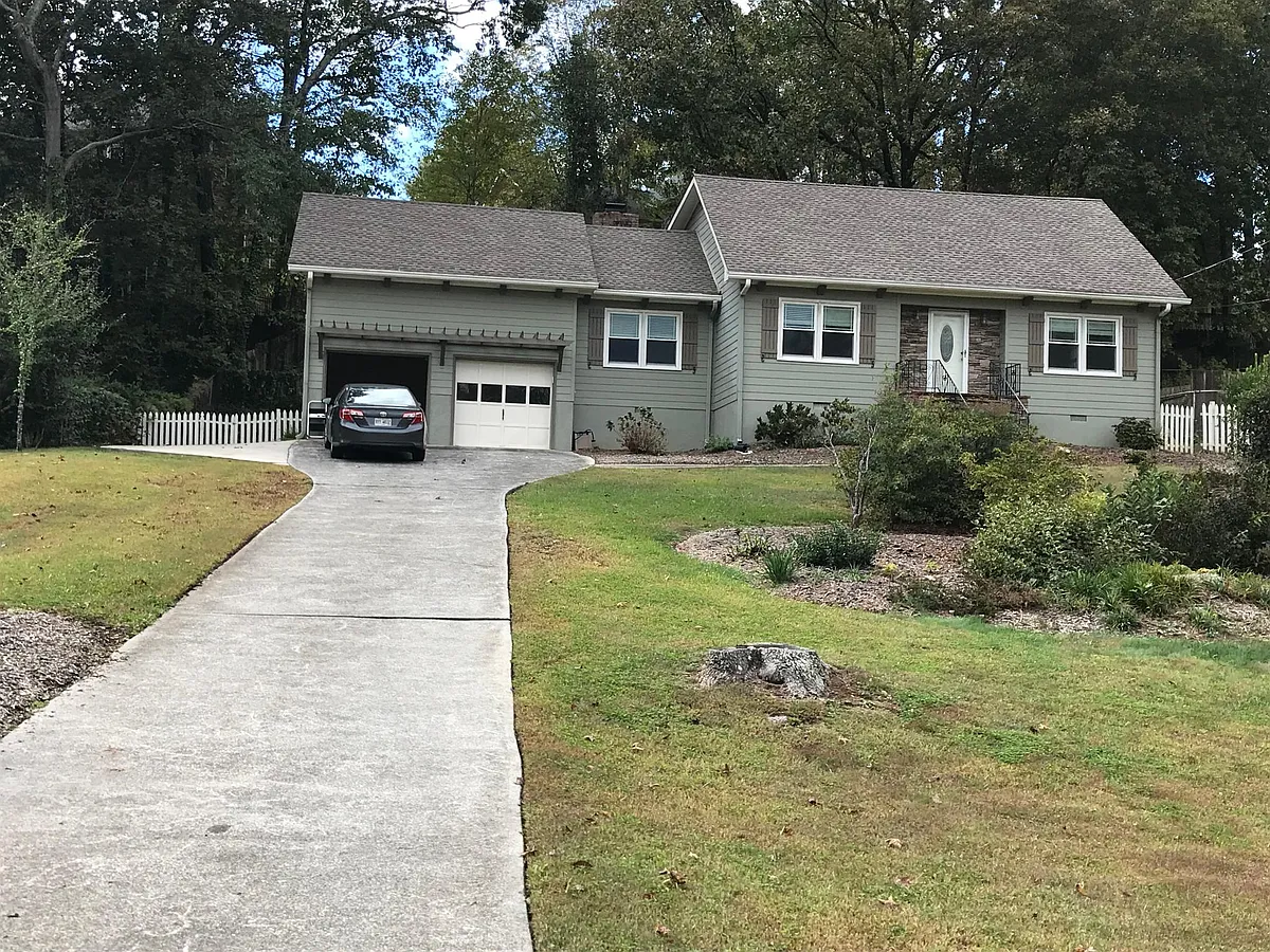 Building Photo - 3011 Vinson Dr