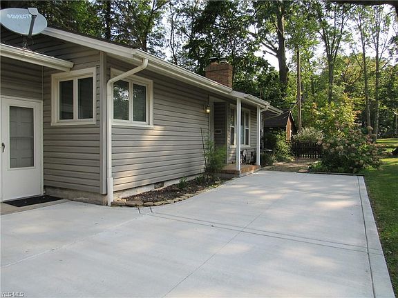 3rd image of 169 Woodhill Dr