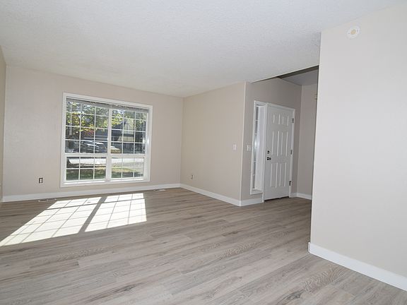 2nd image of 801 Roxe Dr