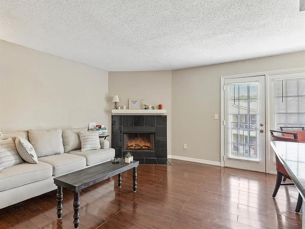3 bed, 2.0 bath, 1157 sqft, $1,900 — Photo 4
