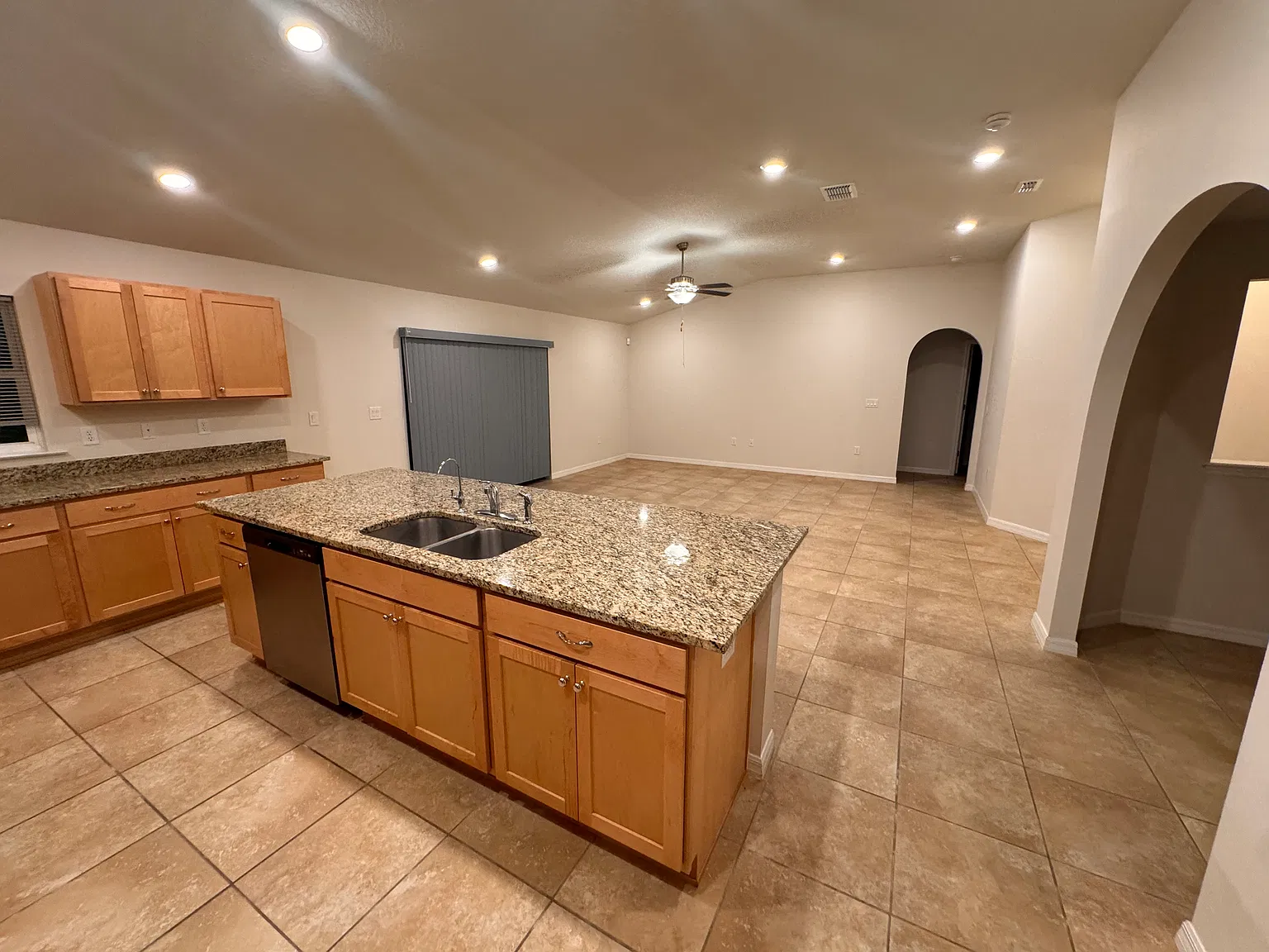 Beautiful 4 Bedroom 2 Bathroom Home — Photo 3