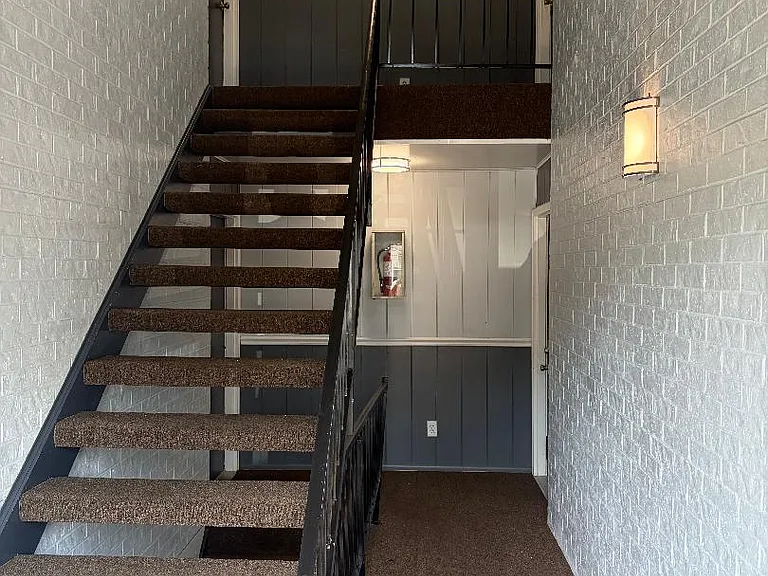 240 Grovewood Pl — Photo 2