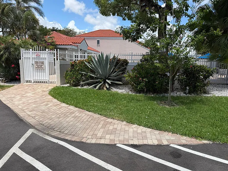 3780 Amalfi Dr — Photo 60