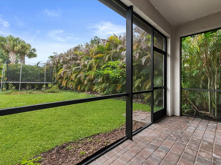 640 SE Monet Dr — Photo 29