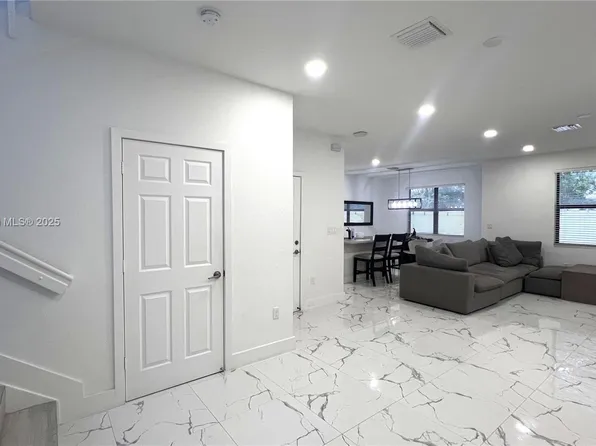 10117 W 32nd Ln, Hialeah, FL 33018