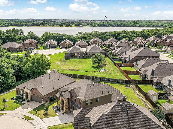 3rd image of 805 Lake Cypress Ln
