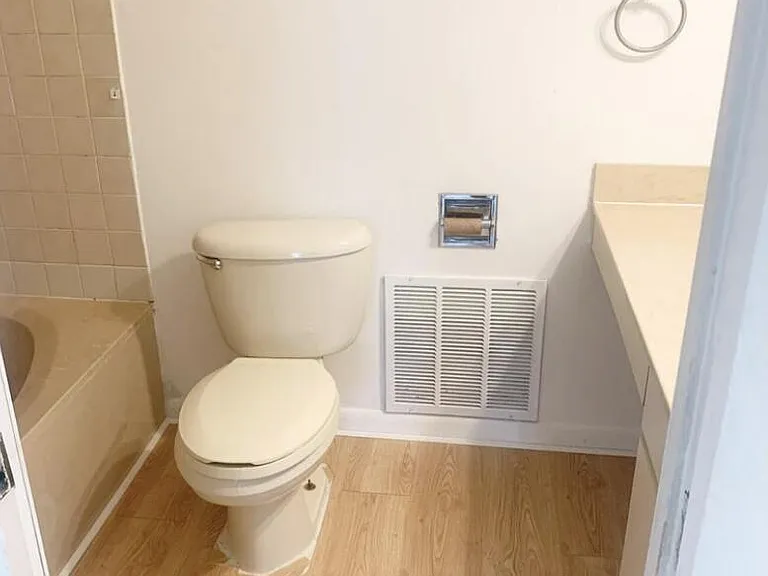3915 Victoria Dr NE — Photo 7