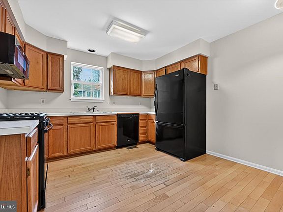 3rd image of 111 Janwall St