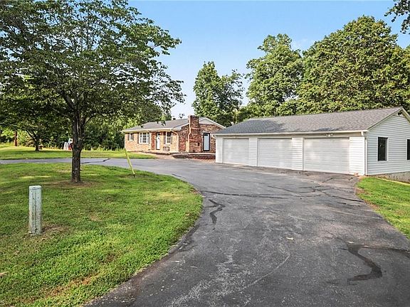 3rd image of 856 Lovelace Rd