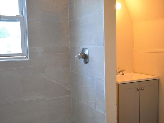 4th image of 38 Durand Pl Floor 3