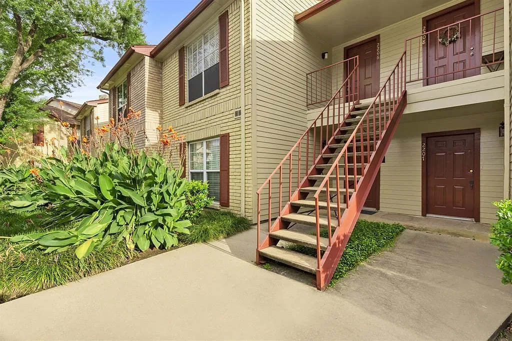 1 bed, 1.0 bath, 789 sqft, $1,200 — Photo 1
