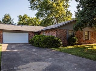 2513 Westridge Dr, Rogers, AR 72756