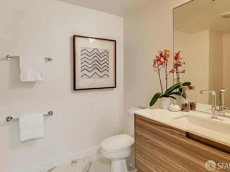 260 King St #717 — Photo 2