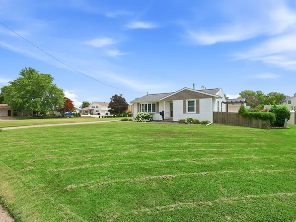 2602 43rd St, Moline, IL 61265