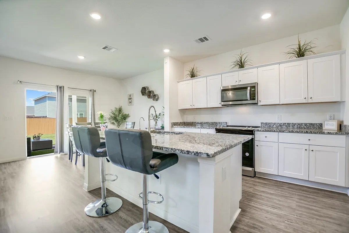 4 bed, 2.5 bath, 2338 sqft, $2,250 — Photo 4