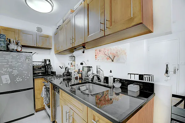 Rented by Urbane Brokerage | media 25