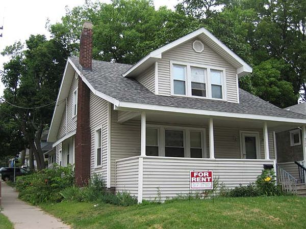 328 Holmes Front