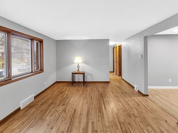 5th image of 136 Deerfield Dr