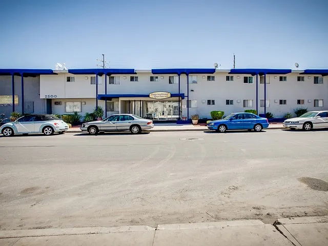 International Apartments — Photo 2
