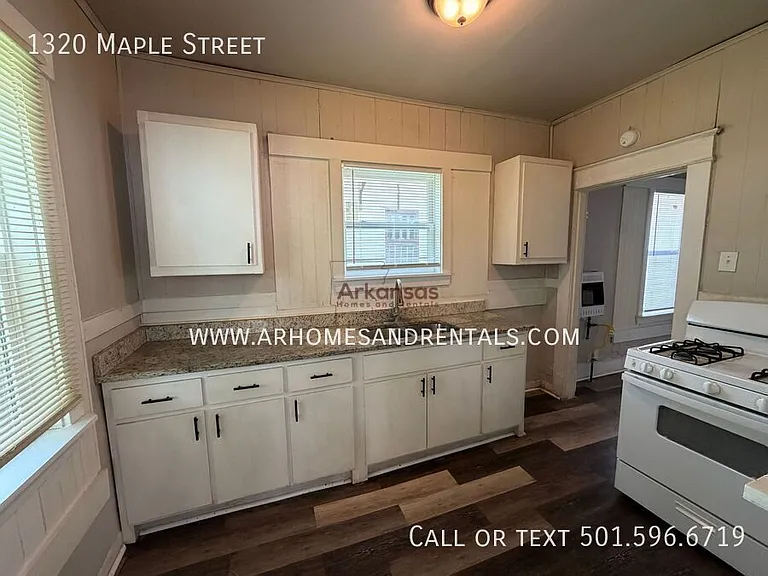 1320 Maple St — Photo 4