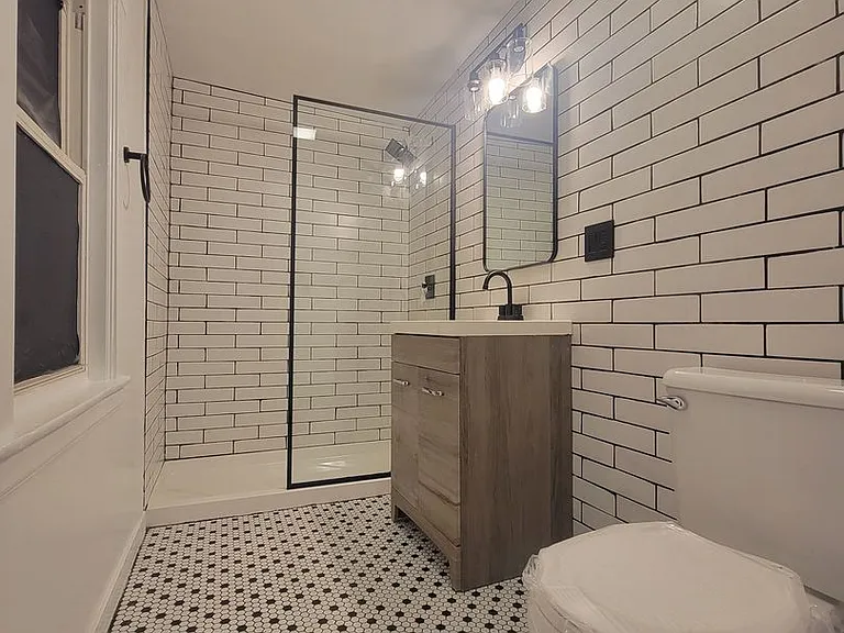 828 W 34th St — Photo 13