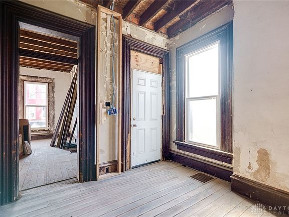 5th image of 29 E Samuel St
