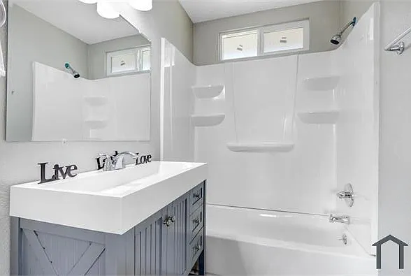713 W Avenue H10 — Photo 7