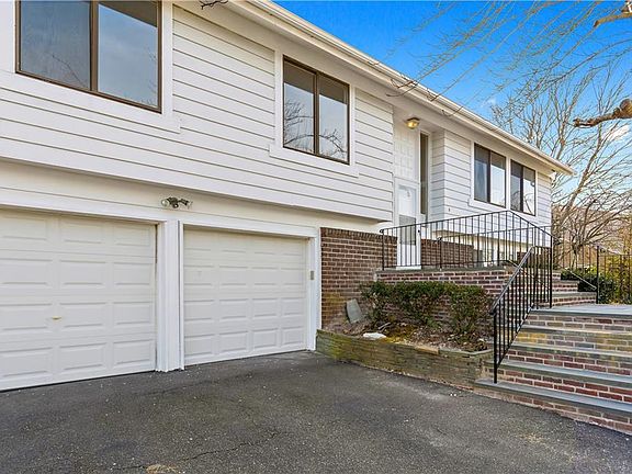 4th image of 8 Bridle Ln
